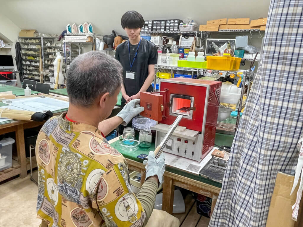 七宝焼きを炉に入れて焼き上げている様子