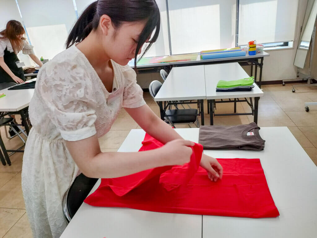 お洋服を畳んでいる様子③