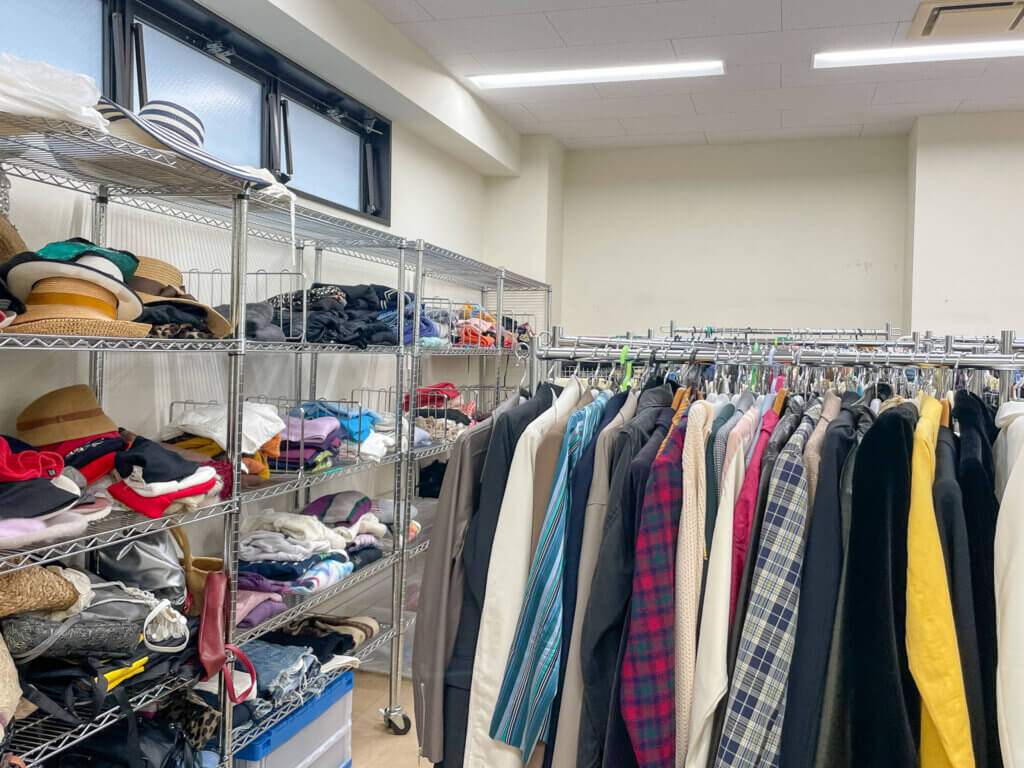 学校にはたくさんのお洋服があります！小物類も充実のラインナップです。