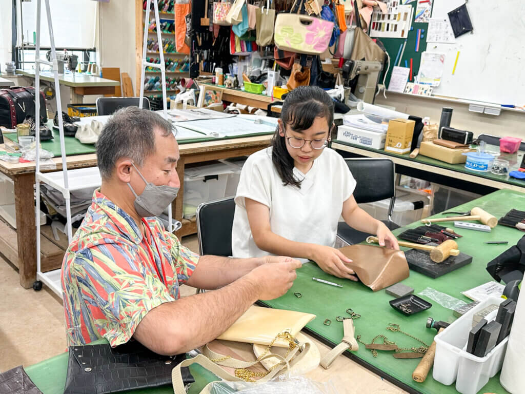 オープンキャンパスでは先生に教えてもらいながら、作業を行います。