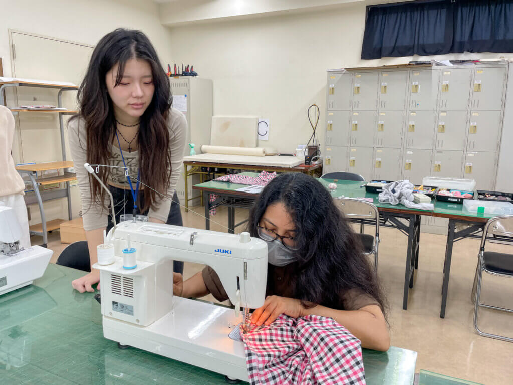 今回、オープンキャンパスにご参加いただいた方は、ミシンでの作業がとてもスムーズで、先生や在校生もびっくりしていました。