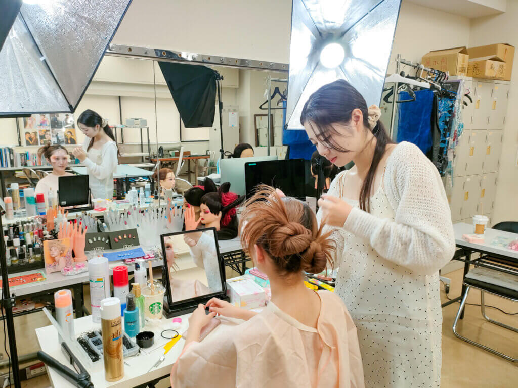 撮影前　ヘアメイクの様子