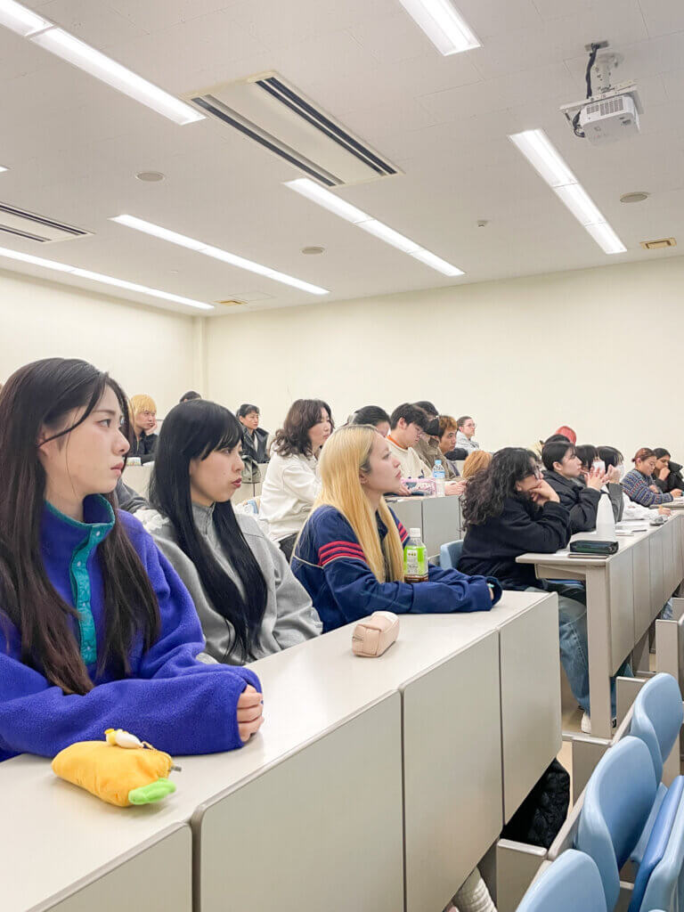 講義中の学生たちの様子。