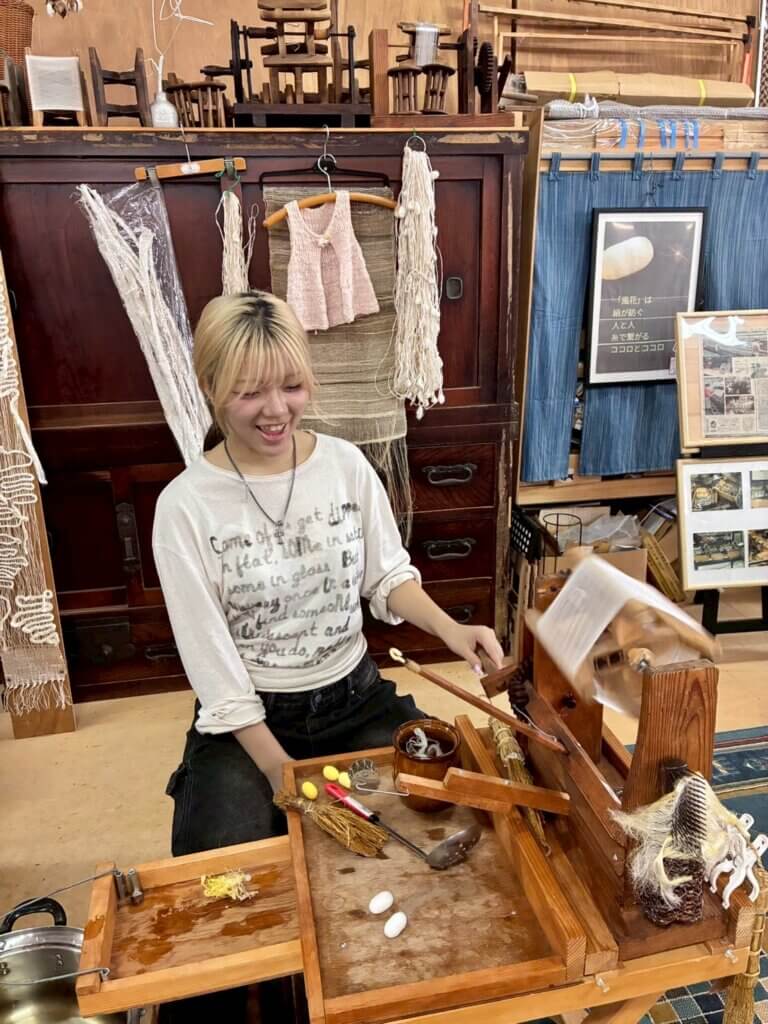 座繰り体験をしている様子