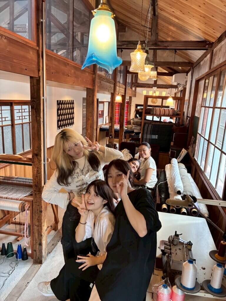 桐生絹織での記念撮影