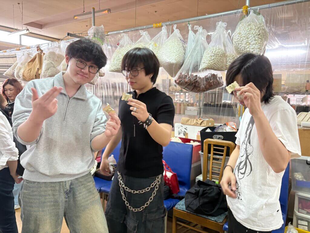 自分が紡いだ糸と一緒に記念撮影