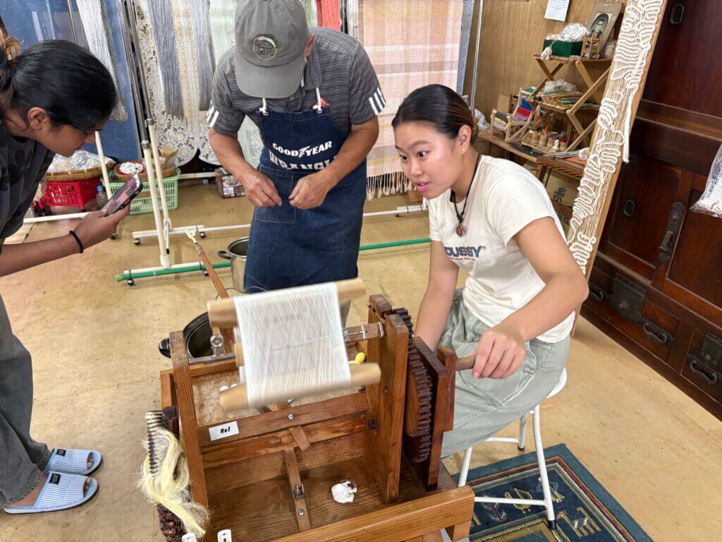 座繰り体験をしている様子