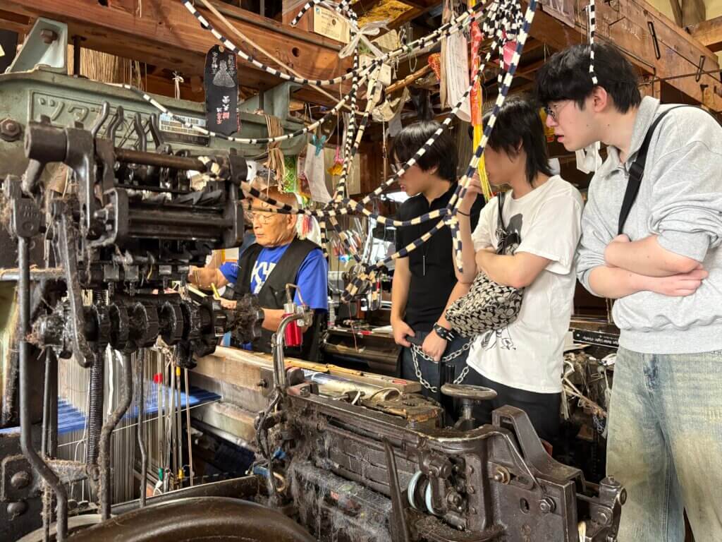 岩秀織物さまでの工場見学の様子