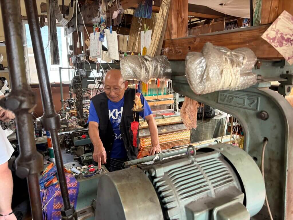 岩秀織物さまの職人さん