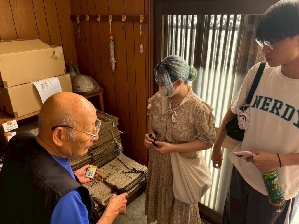 岩秀織物さまで生産しているお守り袋